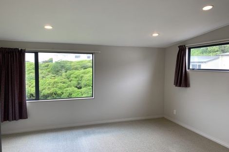 Photo of property in 82a Stewart Drive, Newlands, Wellington, 6037