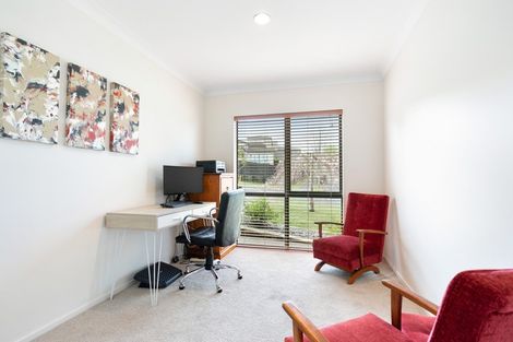 Photo of property in 20 Rising Parade, Fairview Heights, Auckland, 0632