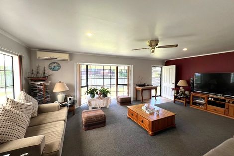 Photo of property in 17 Sunningdale Street, Wattle Downs, Auckland, 2103