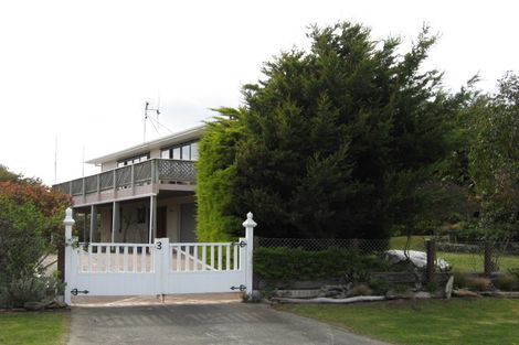 Photo of property in 3 Duncan Street, Waikawa Beach, Levin, 5573