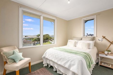 Photo of property in 2 Hiwi Crescent, Titahi Bay, Porirua, 5022
