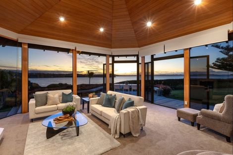 Photo of property in 26 The Crescent, Tindalls Beach, Whangaparaoa, 0930