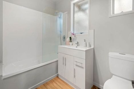 Photo of property in 1/10 Mcquoid Place, Glenfield, Auckland, 0629