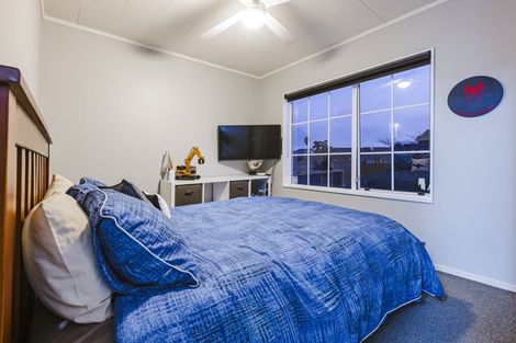 Photo of property in 21 Randwick Place, Randwick Park, Auckland, 2105