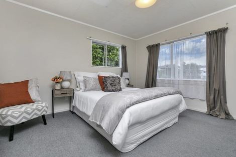 Photo of property in 2/125 Beach Haven Road, Beach Haven, Auckland, 0626