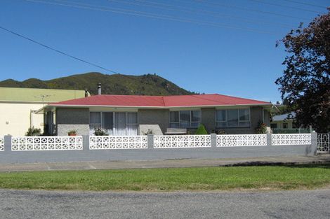 Photo of property in 66 Broadway, Picton, 7220