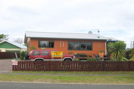 Photo of property in 122 Charleston Avenue, Whangamata, 3620