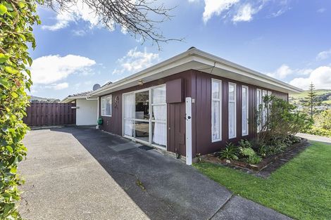 Photo of property in 15 Mckeefry Grove, Tawa, Wellington, 5028