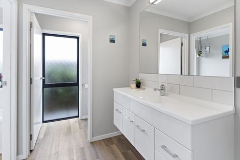 Photo of property in 4 Routhan Way, Carterton, 5713