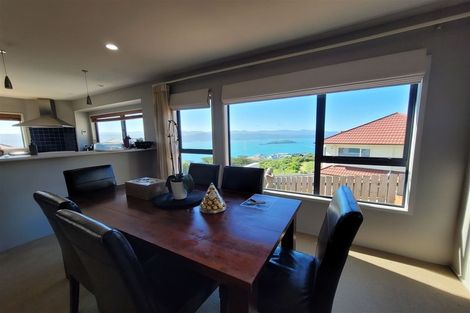 Photo of property in 28 Tamworth Crescent, Newlands, Wellington, 6037