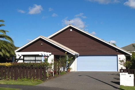 Photo of property in 2/2 West Fairway, Golflands, Auckland, 2013