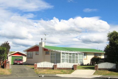Photo of property in 4 Sequoia Place, Maoribank, Upper Hutt, 5018