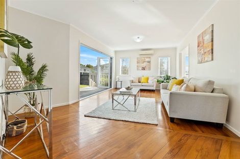 Photo of property in 2 Talavera Place, Te Atatu South, Auckland, 0602