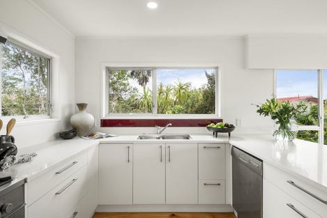 Photo of property in 14 Holdaway Avenue, Northcote, Auckland, 0627