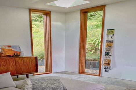 Photo of property in 11 Richmond Road, Mahina Bay, Lower Hutt, 5013