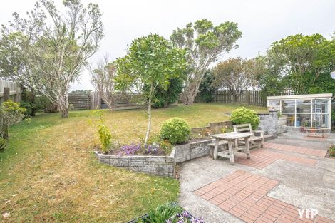 Photo of property in 18 Colchester Crescent, Newlands, Wellington, 6037