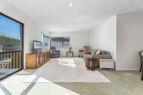 Photo of property in 2/71 Potter Avenue, Northcote, Auckland, 0627