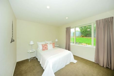 Photo of property in 5 Willowview Drive, Redwood, Christchurch, 8051