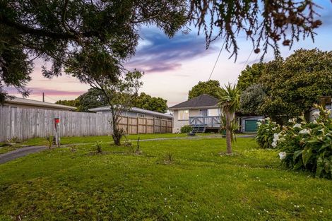 Photo of property in 15 Paton Avenue, Te Atatu South, Auckland, 0610
