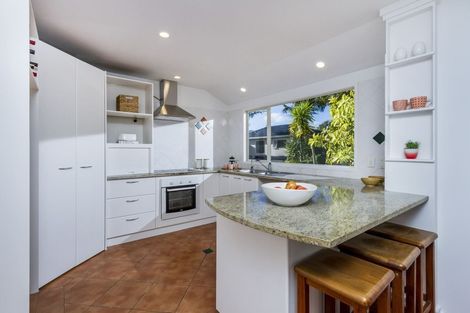 Photo of property in 2 Garden Lane, Torbay, Auckland, 0632