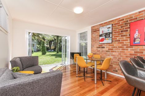 Photo of property in 11 Hollywood Avenue, Titirangi, Auckland, 0604