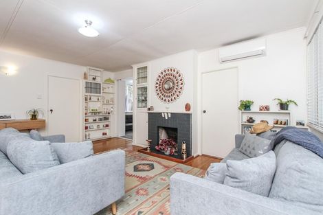 Photo of property in 11 Hollywood Avenue, Titirangi, Auckland, 0604