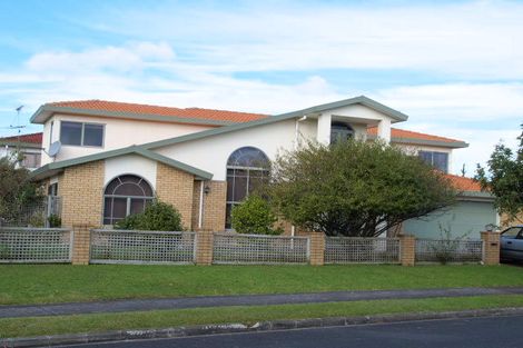 Photo of property in 1 Pajaro Place, Golflands, Auckland, 2013
