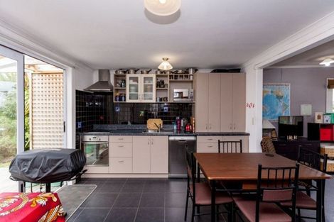 Photo of property in 421a South Road, Omata, New Plymouth, 4374