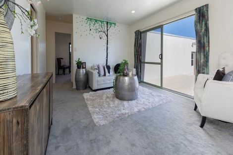 Photo of property in 90a Godley Road, Green Bay, Auckland, 0604