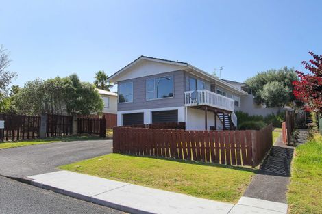 Photo of property in 2/117 Lynn Road, Bayview, Auckland, 0629