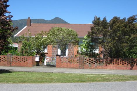 Photo of property in 64 Broadway, Picton, 7220
