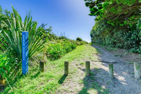 Photo of property in 42 Field Way, Waikanae Beach, Waikanae, 5036