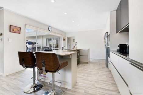 Photo of property in 15 Waiwera Place, Waiwera, Orewa, 0994