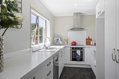 Photo of property in 16 Pono Place, Waiuku, 2123