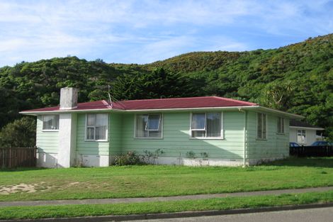 Photo of property in 3 Carnavon Place, Cannons Creek, Porirua, 5024