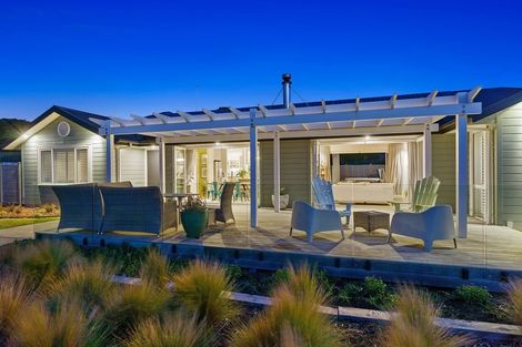 Photo of property in 6 Arapipi Way, Peka Peka, Waikanae, 5391