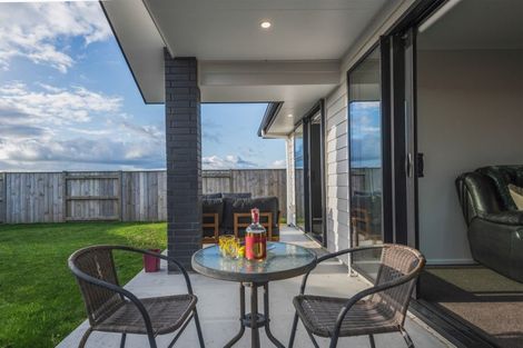 Photo of property in 90 Johnstone Drive, Fitzherbert, Palmerston North, 4410