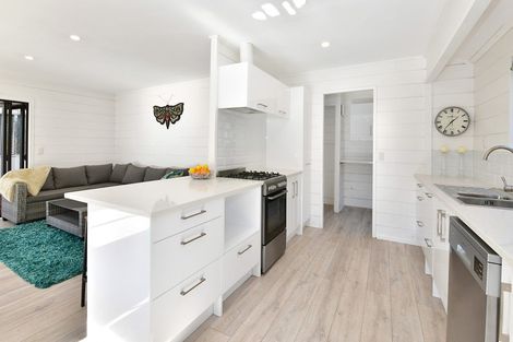 Photo of property in 30b Elliston Crescent, Stanmore Bay, Whangaparaoa, 0932