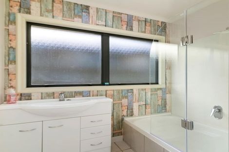 Photo of property in 1 Hoyte Place, Pukehangi, Rotorua, 3015