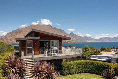 Photo of property in 17 Poplar Drive, Kelvin Heights, Queenstown, 9300