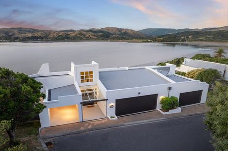 Photo of property in 28 Molyneux Close, Whitby, Porirua, 5024