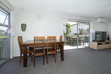 Photo of property in 4/23 Luckens Road, West Harbour, Auckland, 0618