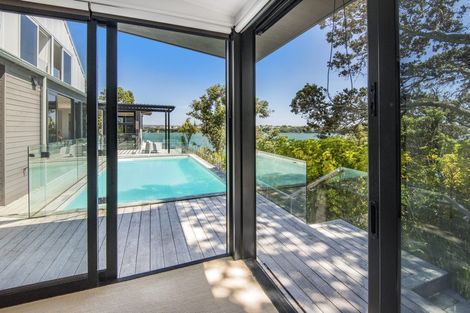 Photo of property in 10a First Avenue, Stanley Point, Auckland, 0624