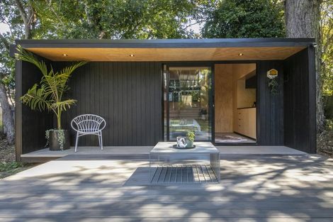 Photo of property in 3 George Avenue, Herald Island, Auckland, 0618