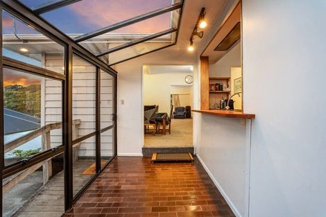 Photo of property in 32 Raroa Terrace, Tawa, Wellington, 5028