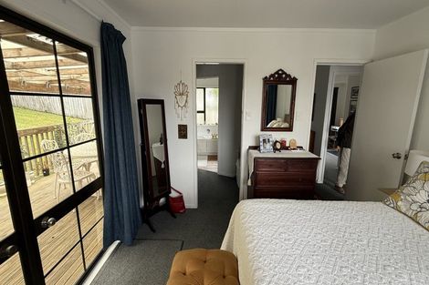 Photo of property in 2/15 Louise Place, Browns Bay, Auckland, 0630