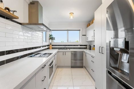 Photo of property in 2/52 Maxwelton Drive, Mairangi Bay, Auckland, 0630