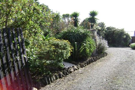 Photo of property in 23 Te Ahuahu Road, Piha, New Lynn, 0772