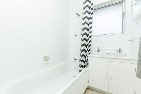 Photo of property in 1/15 Roberts Avenue, Bayswater, Auckland, 0622