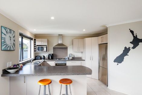 Photo of property in 16 Lorenzo Place, Kelvin Grove, Palmerston North, 4414